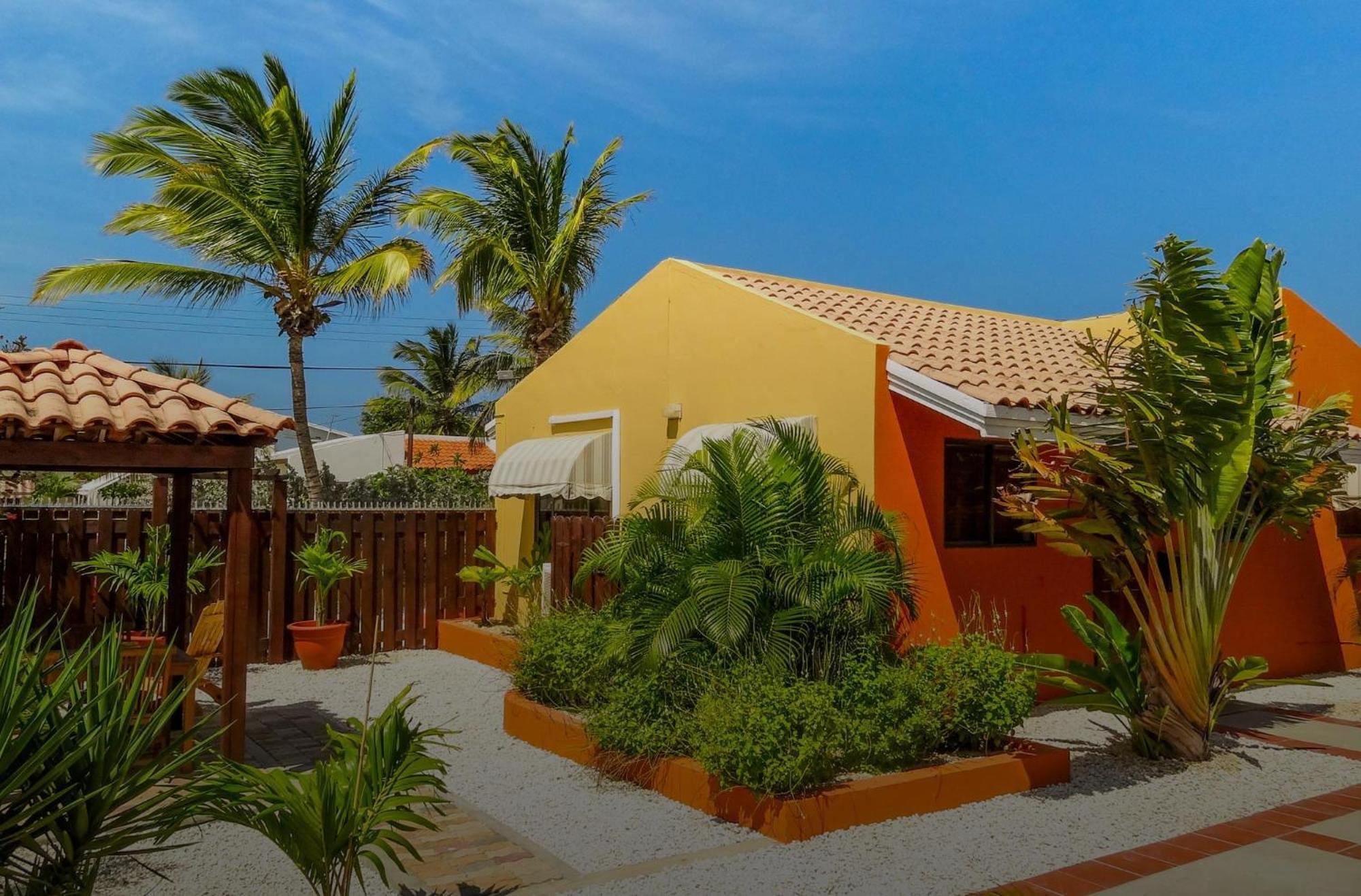 Carinas Studio Apartments Palm Beach Dış mekan fotoğraf